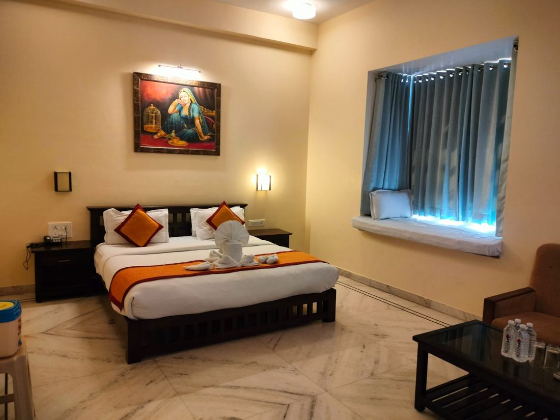 A guest room at Garh Govind with a king bed and window seat
